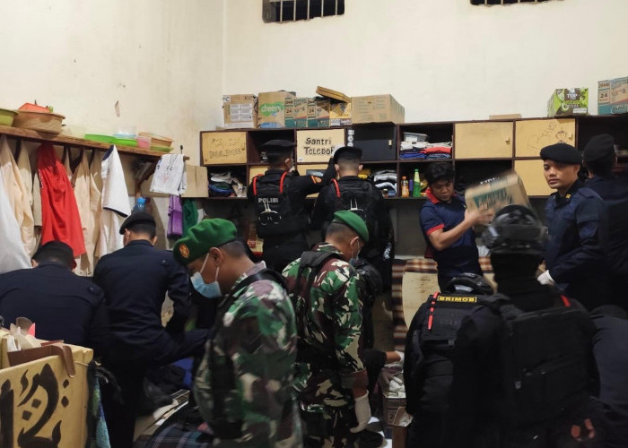 Razia Lapas Jember, Aparat Gabungan Sita Sederet Barang Berbahaya dari Blok Hunian