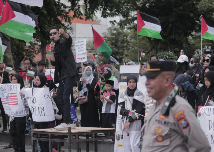Polsek Genteng Kawal Aksi Bela Palestina di Taman Apsari