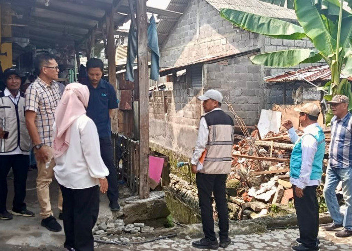 Atasi Banjir, DPRD Gresik Monitoring Pembongkaran Rumah yang Sempitkan Drainase