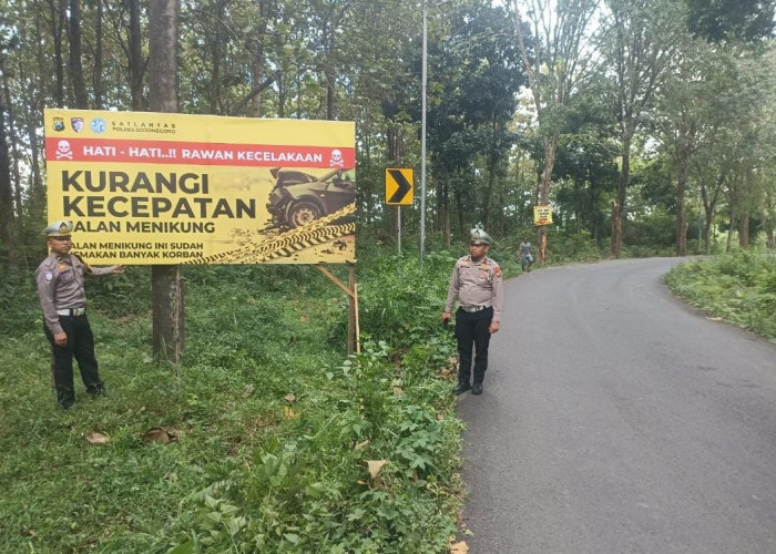 Tekan Angka Kecelakaan, Satlantas Polres Bojonegoro Pasang Papan Peringatan di Jalur Tengkorak Clebung-Temayan