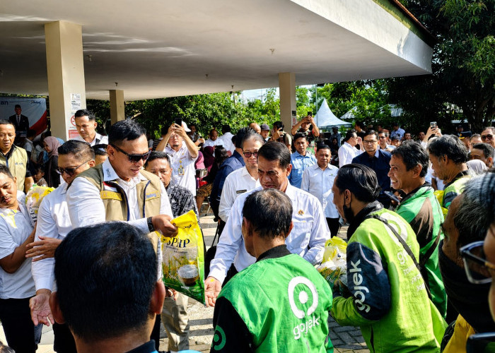 Mentan Amran Salurkan Bantuan Beras di Lidah Kulon, Ojol hingga Penyapu Jalan Turut Kebagian