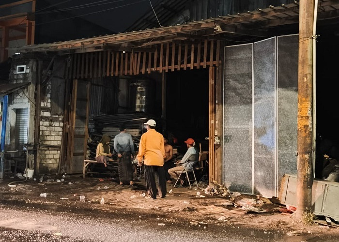 Kebakaran Gudang Rongsokan di Tempurejo Surabaya Dipadamkan dalam 30 Menit