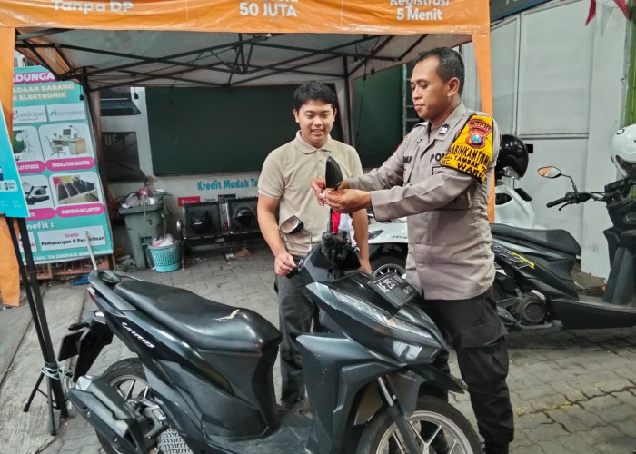 Polisi di Sidoarjo Bagikan Bendera Merah Putih, Kobarkan Semangat Nasionalisme