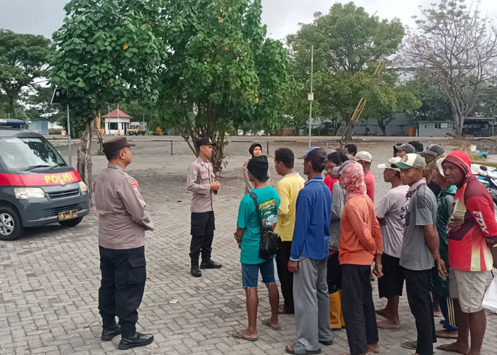 Polresta Banyuwangi Gelar Jum’at Berkah, Bagikan Nasi Kotak untuk Nelayan