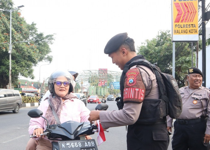  HUT Ke-81 RI, Polresta Malang Kota Bagikan 81 Bendera Merah Putih