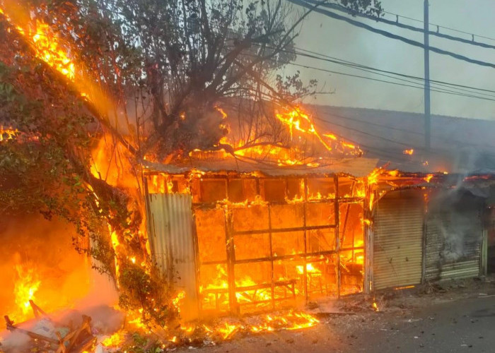 Warung dan Kios Parfum di Jalan Kalibutuh Terbakar, Api Diduga dari Tumpukan Sampah