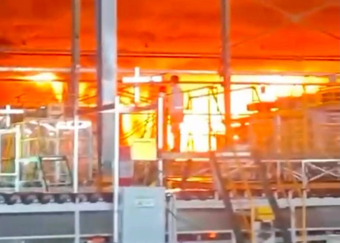 Kebakaran Hebat Hanguskan PT Xinyi Solar di Kawasan JIIPE, Satu Orang Terluka