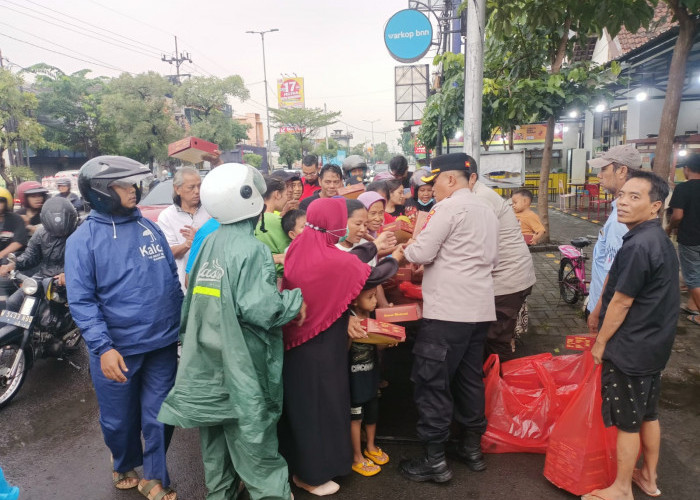 Polsek Gedangan Bagikan Takjil ke Masyarakat dan Pengendara