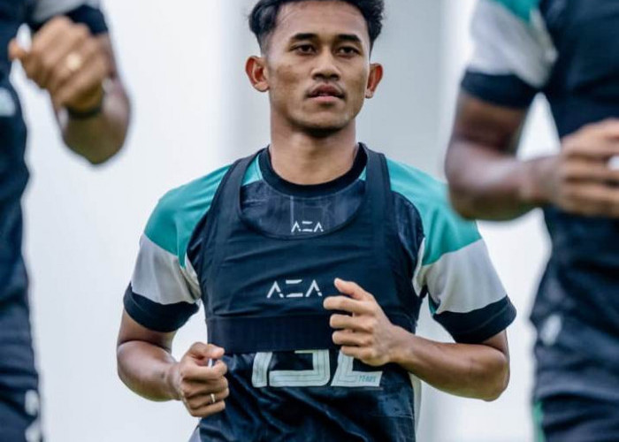 Uston Nawawi Siapkan Strategi Khusus Hadapi Borneo FC di GBT Surabaya