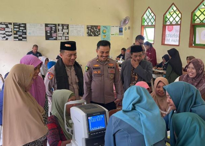 Peduli Kesehatan Santri, Polres Gresik dan BMH Gelar Pemeriksaan Gratis di Ponpes Al Amin