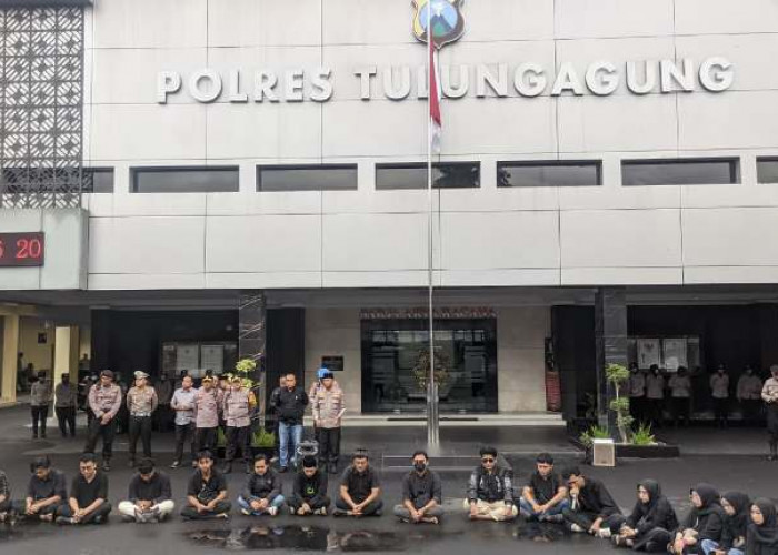 PMII Tulungagung Gelar Aksi Simbolik Berpakaian Hitam di Depan Mapolres