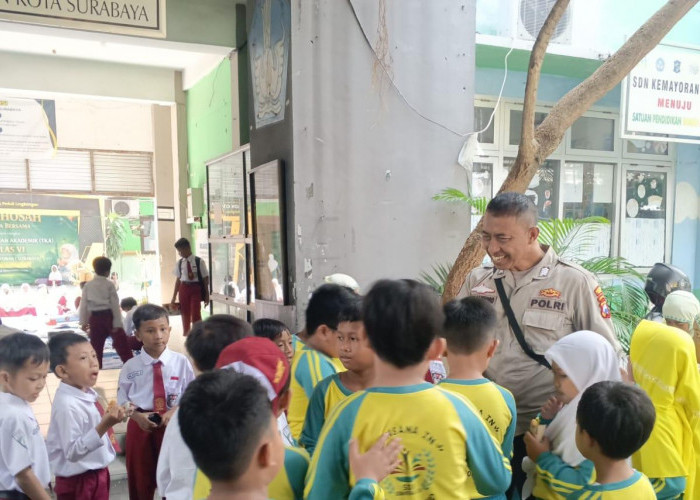 Antisipasi Curanmor Hingga Bullying, Bhabinkamtibmas Polsek Bubutan Sambangi SD Kemayoran 1