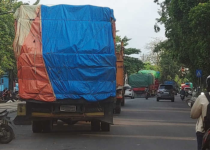  Meski Dilarang, Truk Banyak Parkir dan Bongkar Muat di Pinggir Jalan Perak Timur