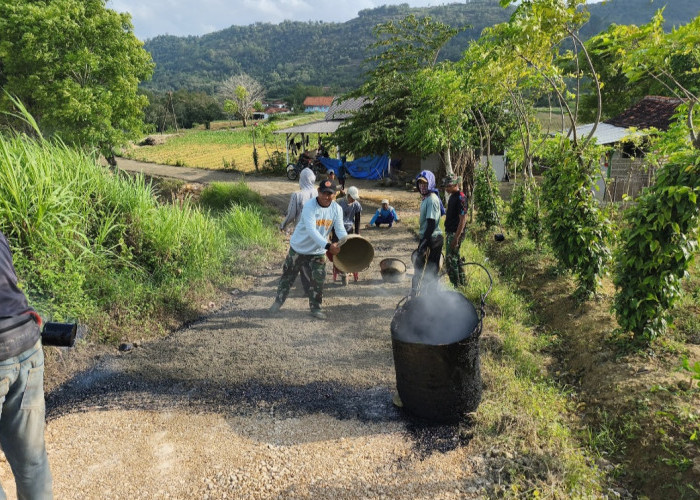 Satgas TMMD 127 di Sumenep Wujudkan Jalan Aspal Desa Terpencil 