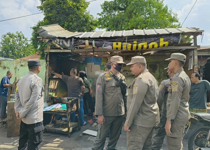 Polsek Tandes Bersinergi dengan Tiga Pilar Amankan Penertiban PKL Pasar Balongsari Surabaya