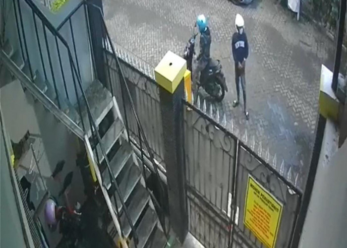Dua Bandit Terekam CCTV Obok-obok Dukuh Kupang Timur, Gasak Vario