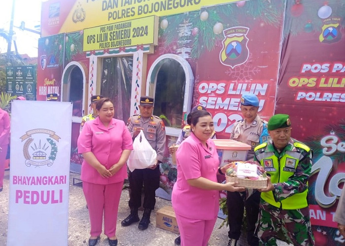 Kapolres dan Ketua Bhayangkari Cabang Bojonegoro Kunjungi Pospam Nataru, Berikan Bingkisan