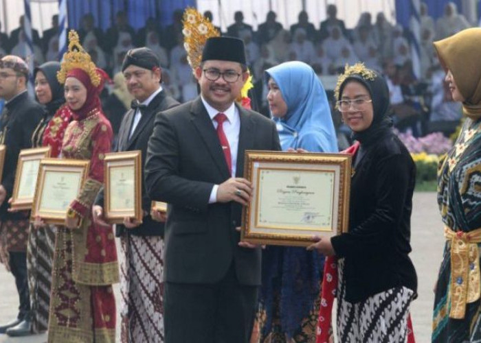 Peringati HGN dan KORPRI, Pemkot Surabaya Serahkan Penghargaan Satyalancana Karya Satya 