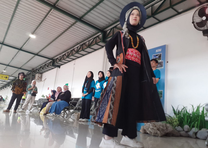 Peringati HAN, KAI Gelar Edukasi Khusus, Ajak Anak Disabilitas Naik KA dan Perform