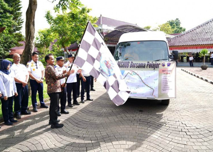 Bupati Bangkalan Launching Bus Sekolah Gratis, Mudahkan Mobilitas dan Jamin Keselamatan Pelajar