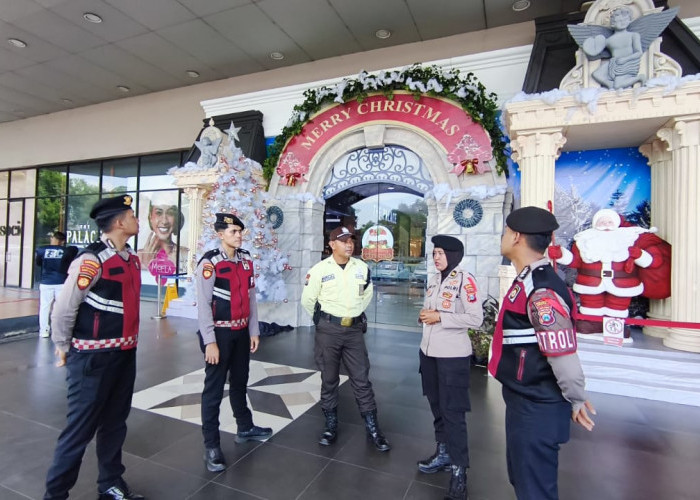 Polisi Sidoarjo Patroli di Pusat Perbelanjaan, Berikan Rasa Aman Nataru