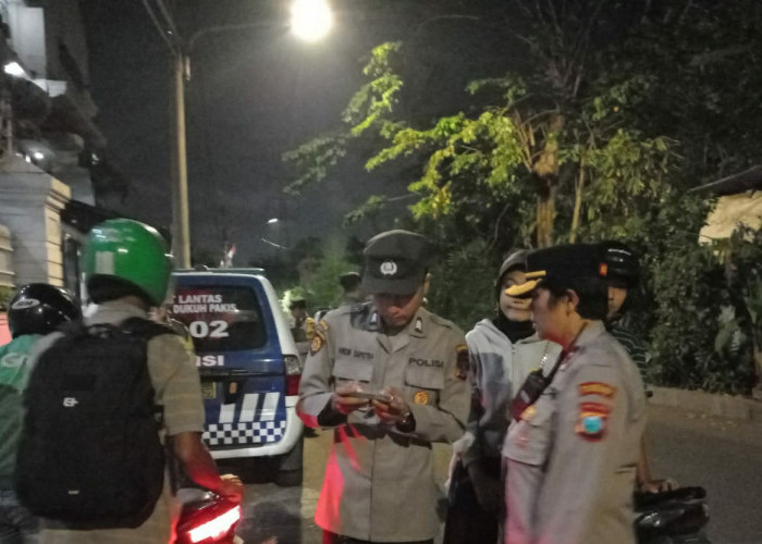 Polsek Dukuh Pakis Intensifkan Patroli Malam, Puluhan Kendaraan Ditilang