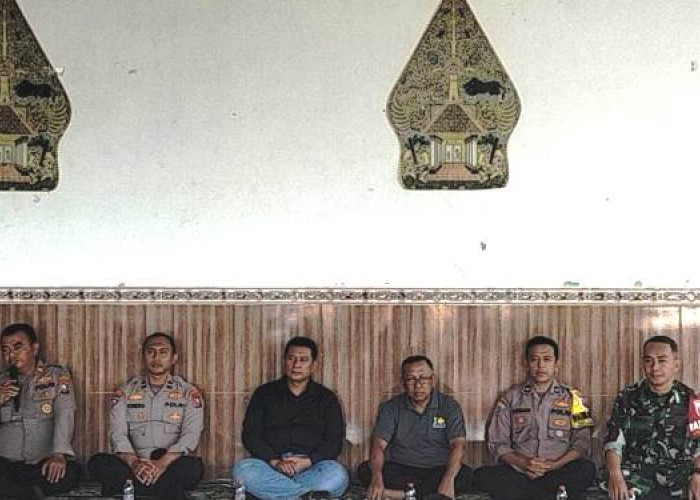 Polsek Lakarsantri Sapa Warga Lontar Lewat Jumat Curhat Bahas Miras dan Judi Online