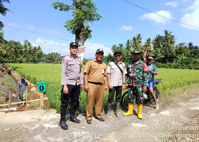 Polsek Tempursari Hadiri Peletakan Batu Pertama RJIT di Tempursari, Ajak Petani Jaga Kamtibmas