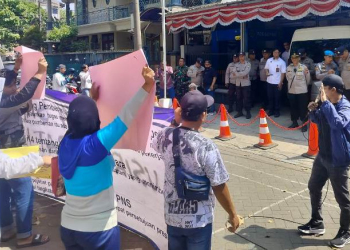 Kapolsek Gayungan Kawal Aksi Unjuk Rasa di BPTD Jatim