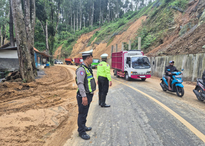 Pascalongsor, Satlantas Polres Lumajang Atur Lalu Lintas dan Pasang Rambu di Jalur Rawan Piket Nol