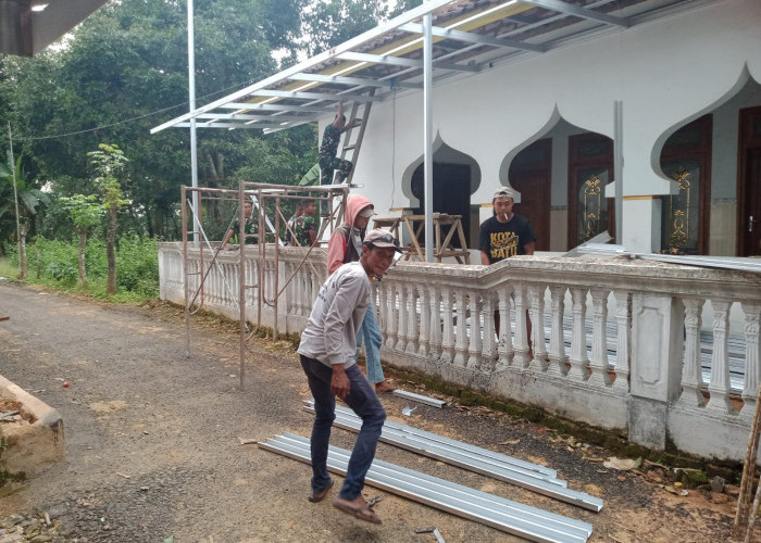 Bersatu dengan Warga, TMMD 127 Bangun Kanopi Masjid