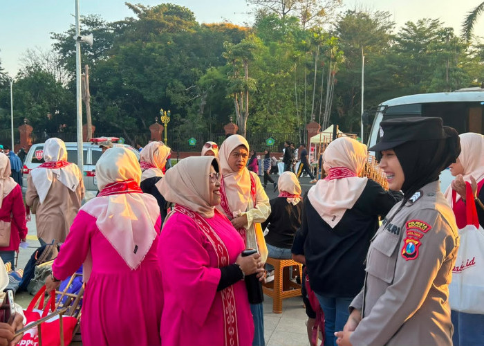 Polwan Polresta Sidoarjo Amankan Car Free Day Alun-alun