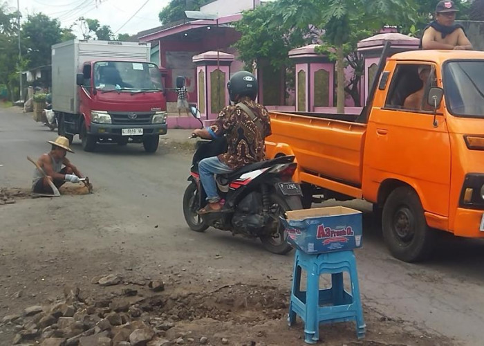 Lelah Menanti Janji: Warga Mumbulsari Jember Turun ke Jalan, Perbaiki Jalan Lubang yang Diabaikan