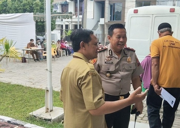 Kapolsek Sukomanunggal Pantau Medical Check Up Gratis Warga RW 03 Surabaya
