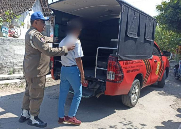 Satpol PP Kabupaten Madiun razia pelajar bolos, temukan kondom di dompet salah satu siswa.