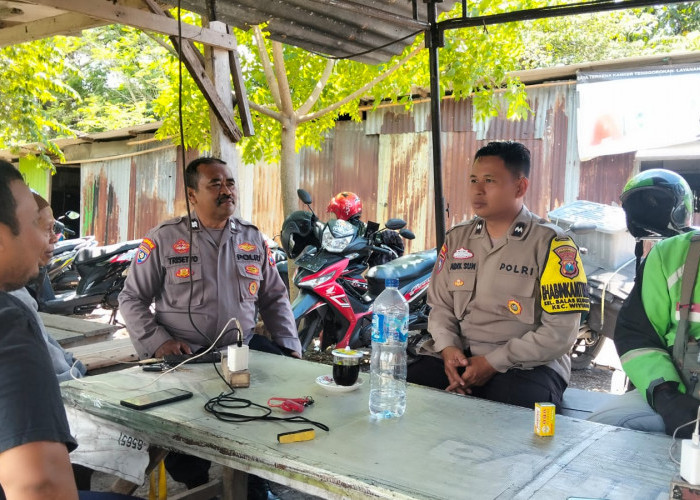 Dekati Driver Ojol, Polsek Wiyung Sosialisasikan Call Center 110 di Basecamp Warkop Tepi Sawah
