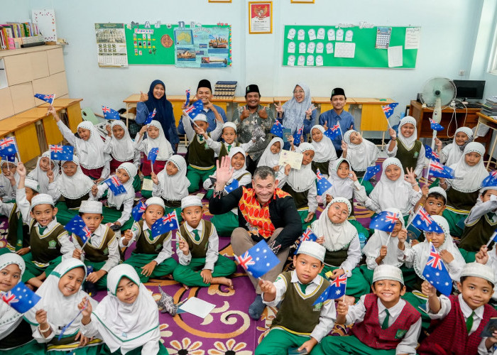 Konjen Australia Kunjungi MI Khoirul Huda Surabaya, Siswa Antusias Belajar Bahasa Inggris