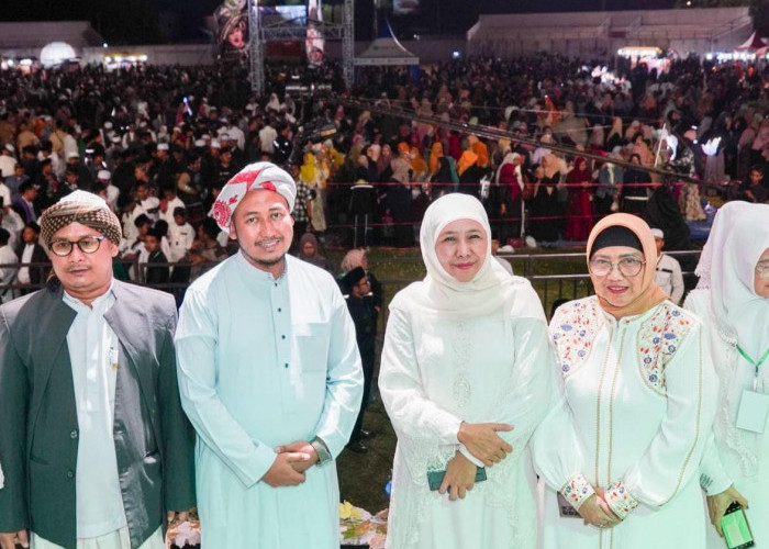 Khofifah Berselawat Larut Syahdu Bersama Lautan Masyarakat di Lumajang, Ini Pesannya