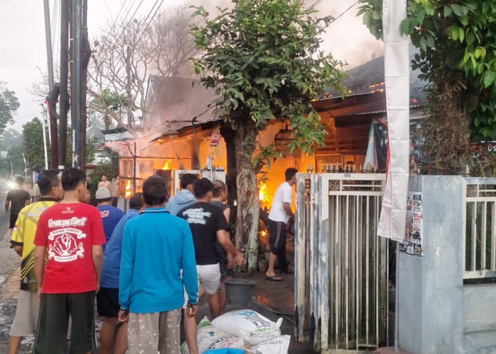 Kompor Sambar Bensin, Sekeluarga di Blitar Terbakar Dirawat di RS, Motor, Uang Tunai  Tinggal Arang