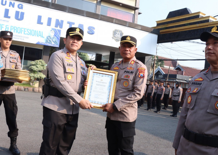 Puluhan Personel Polres Lamongan Raih Penghargaan, AKP Turkhan Badri Kasat Binmas Terbaik Jatim