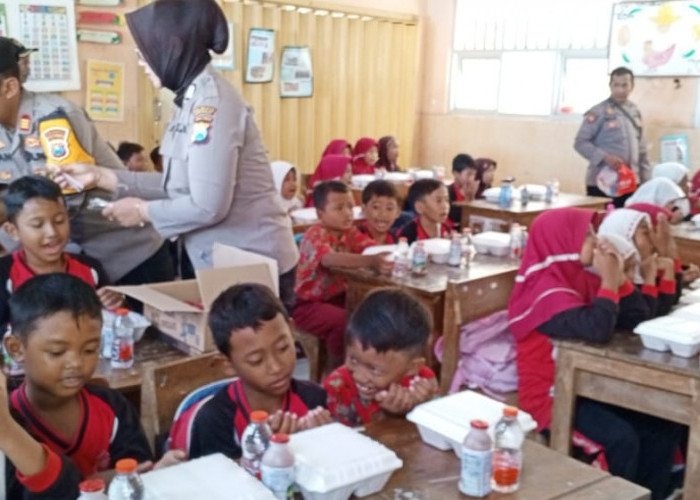 Polsek Jabon Bagikan 100 Paket Makan Bergizi Gratis di SDN Tambak Kalisogo