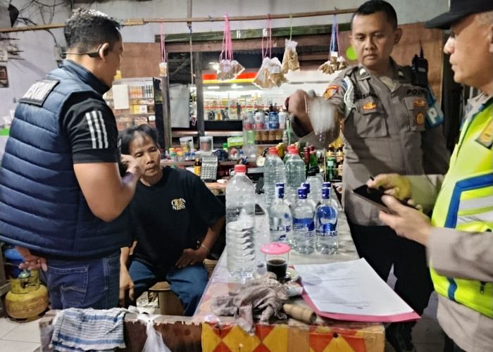 Polsek Deket Sita Puluhan Botol Miras di Warung Pandanpancur Lamongan