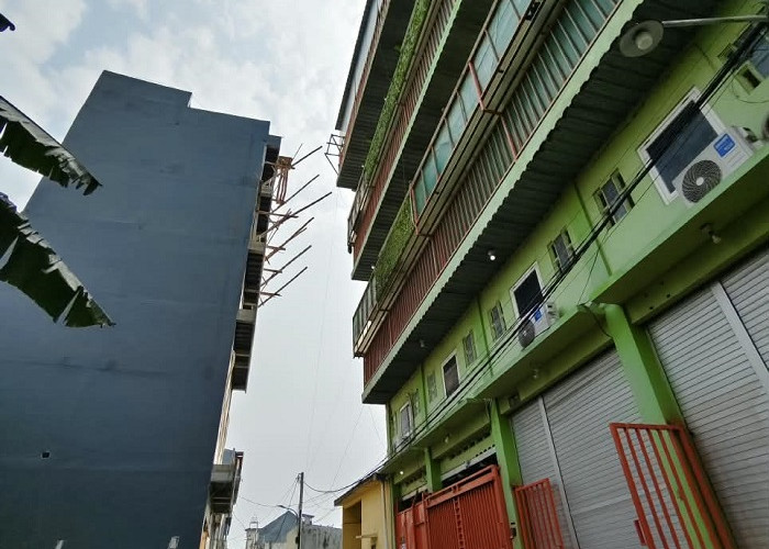 Rumah Warga Kandangan Jaya Surabaya Retak, Teras Ambles hingga 10  Cm akibat Kos Enam Lantai