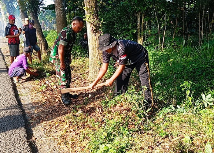 Babinsa Jatirejo dan Warga Lumajang Gotong Royong Bersihkan Lingkungan Desa