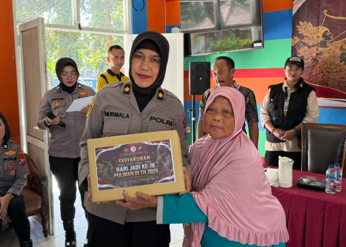 Berbagi Kasih di Hari Jadi Ke-78, Polwan Polres Jember Peluk Warmat Panti Werda Puger