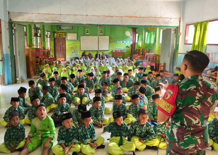 Babinsa Purwosono Berikan Materi Wasbang dan Edukasi Anti Bullying pada Siswa Baru MI Nurul Islam