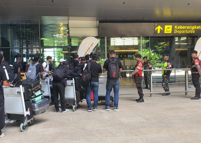 Responsif dan Humanis, Polres Kediri Kota Kawal Mobilitas Penumpang di Bandara Dhoho