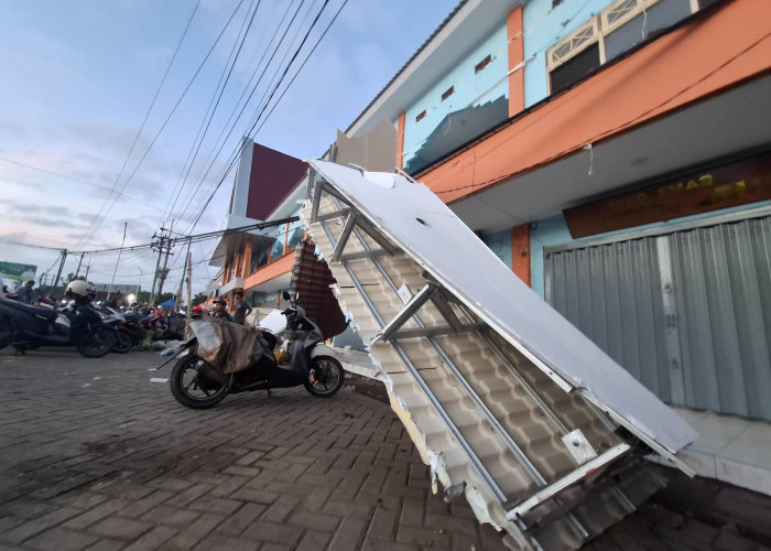 Baru Tiga Bulan Serah Terima, Kanopi Pasar Ploso Senilai Rp3,9 Miliar Ambrol, Komisi C DPRD Jombang Berang