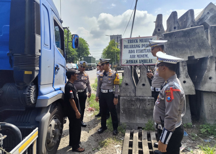 Satlantas Polres Gresik Kendalikan Operasional Kendaraan Barang, Jamin Kelancaran Lalu Lintas Selama Nataru