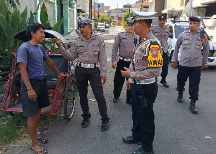 Polsek Sawahan Patroli Pemukiman Ajak Warga dan Sekuriti Jaga Kamtibmas
